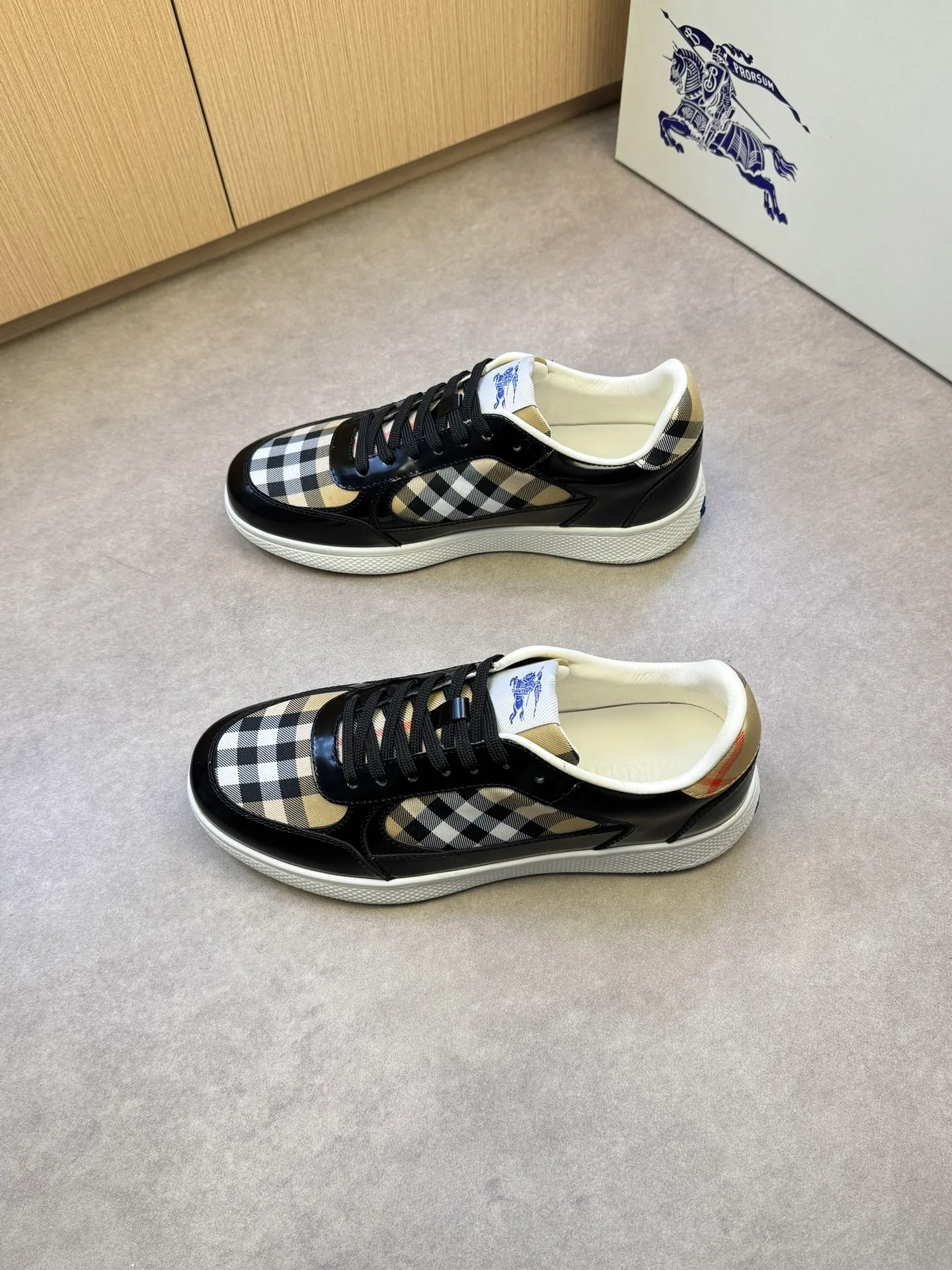 P400 [BURBERRY] Burberry casual sports sneakers - Upper: imported 🔝 open edge beaded calfskin, brand totem cloth, tongue brand cloth label - Inner: water-dyed cowhide - Outsole: ultra-light TPR rubber; two-color molded outsole - Super high quality control·Fine workmanship: highlighted (high-end, extravagance, grade) -Size: 38-44 (Male 45, can be customized)·BBR0372